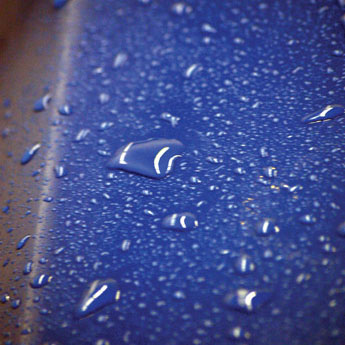 Wassertropfen auf Auto